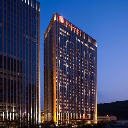 Hotel Ramada Jinan Esterno foto
