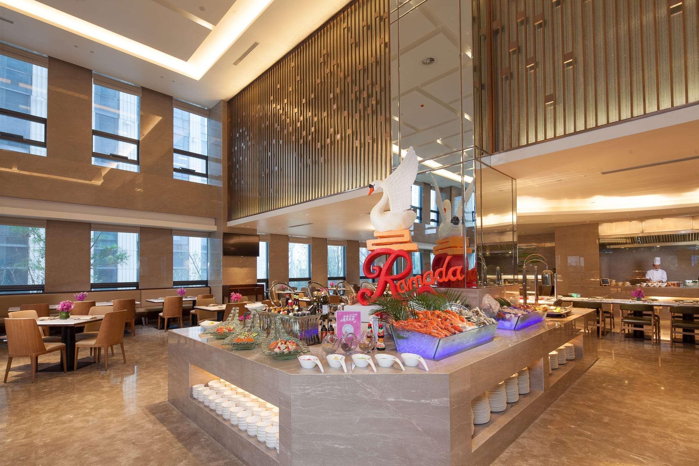 Hotel Ramada Jinan Esterno foto