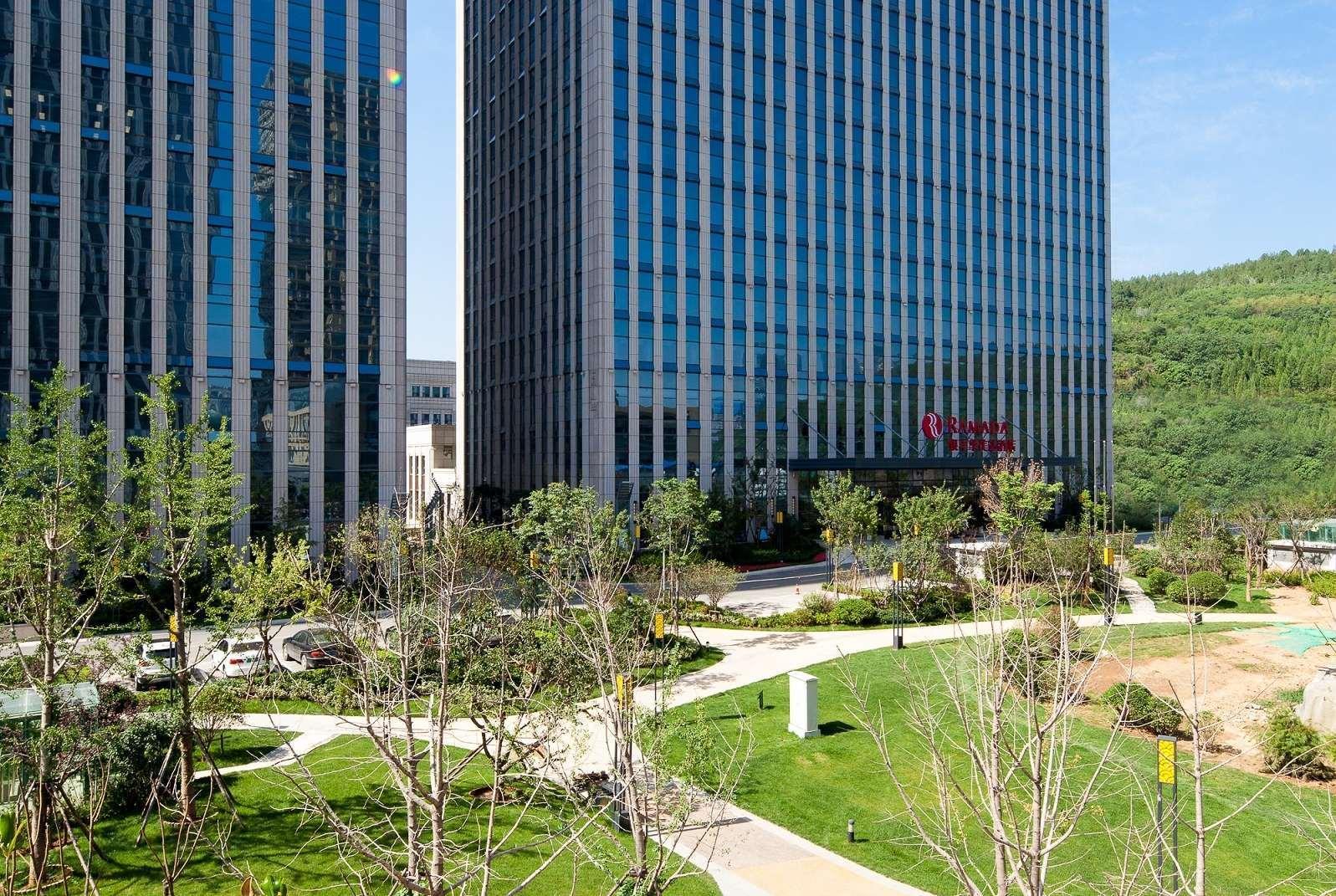 Hotel Ramada Jinan Esterno foto